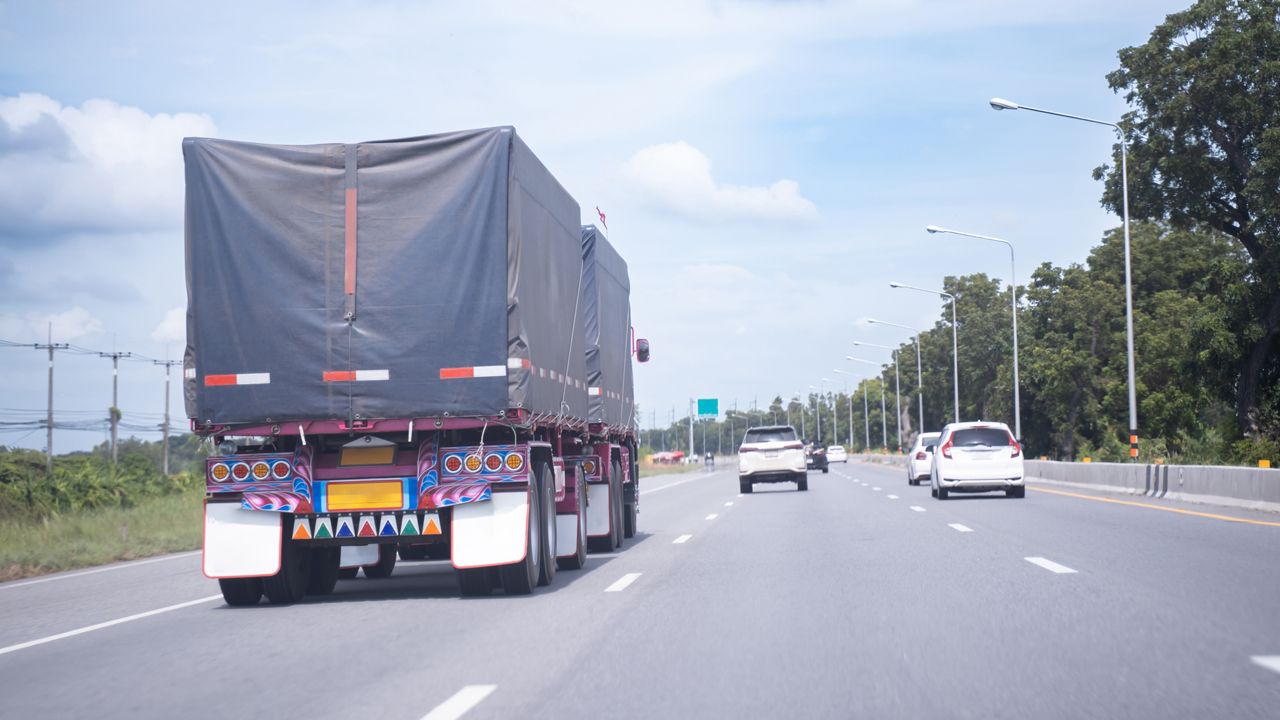 ข้อควรระวังสำหรับรถเล็กเมื่อขับใกล้รถใหญ่