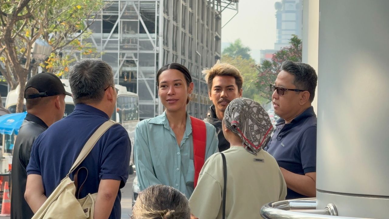 ศาลอาญาตัดสินจำคุก 'ทนายอานนท์' พร้อมพวก หมิ่นเบื้องสูง ขณะที่ 'ทราย เจริญปุระ' ได้รับการยกฟ้อง