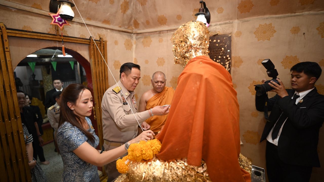 นายกฯ พร้อมภริยา ลงพื้นที่สุราษฎร์ธานี ขอพรจากพระวชิรปริยัตยาภรณ์