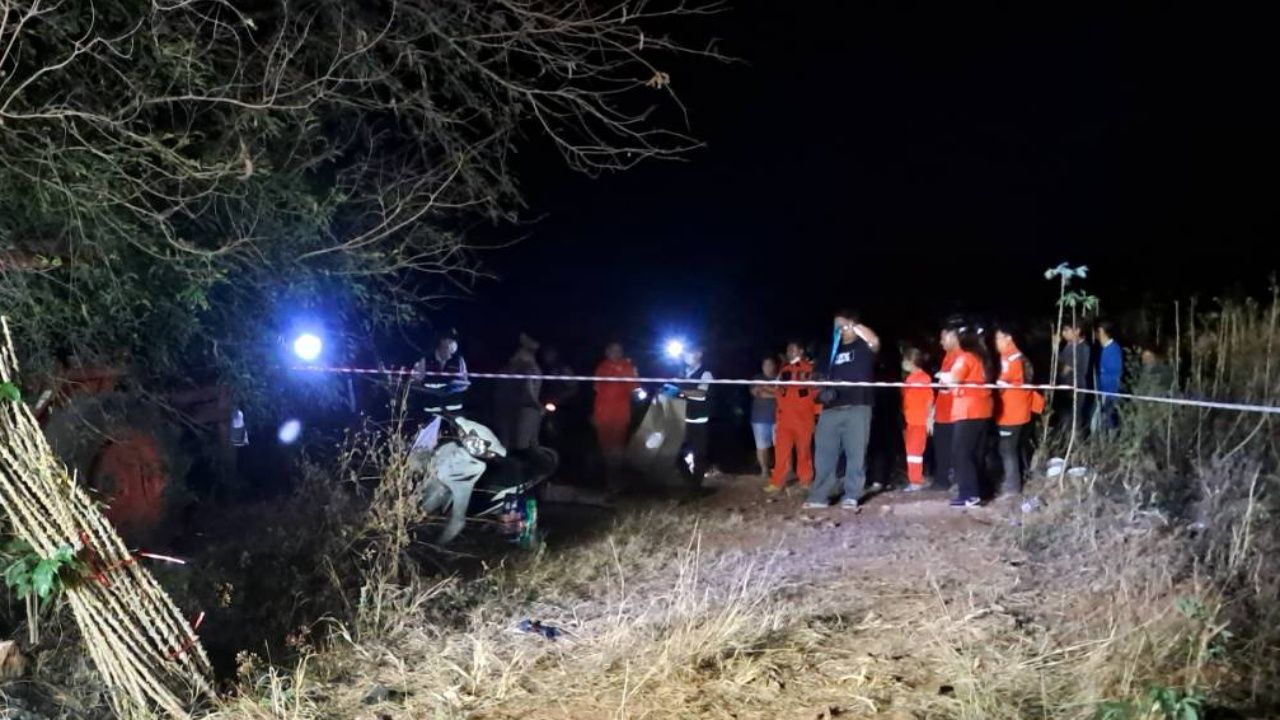 สามีหึงโหด คว้ามีดฟันภรรยาจนเสียชีวิต ก่อนจบชีวิตตามในไร่มัน