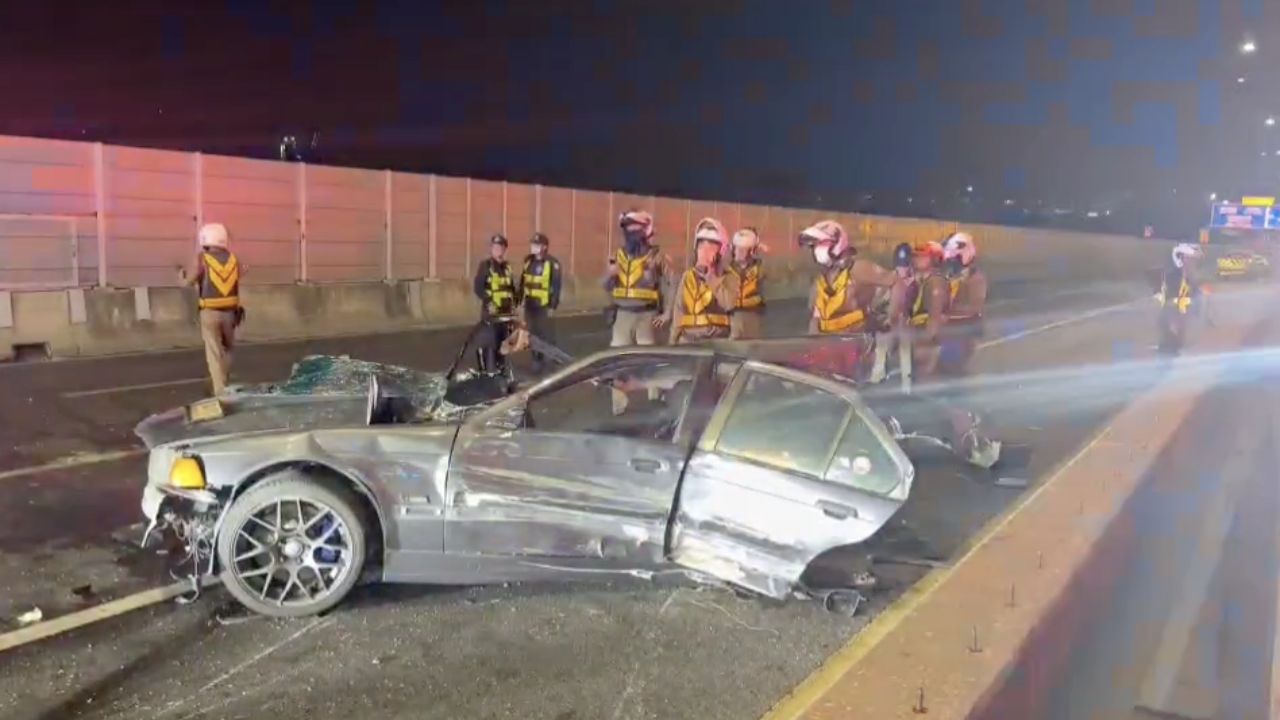 อุบัติเหตุรถเก๋งชนแท็กซี่บนทางด่วนศรีรัช ไฟไหม้วอด