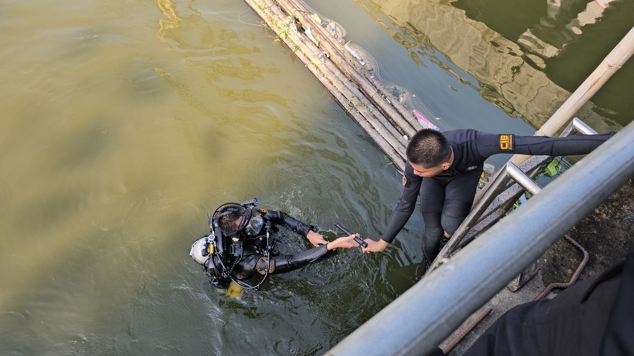ตำรวจพบปืนปลอมในคดีชิงทองสุขุมวิท 50 เชื่ออาจเกี่ยวข้องกับคดีเก่า