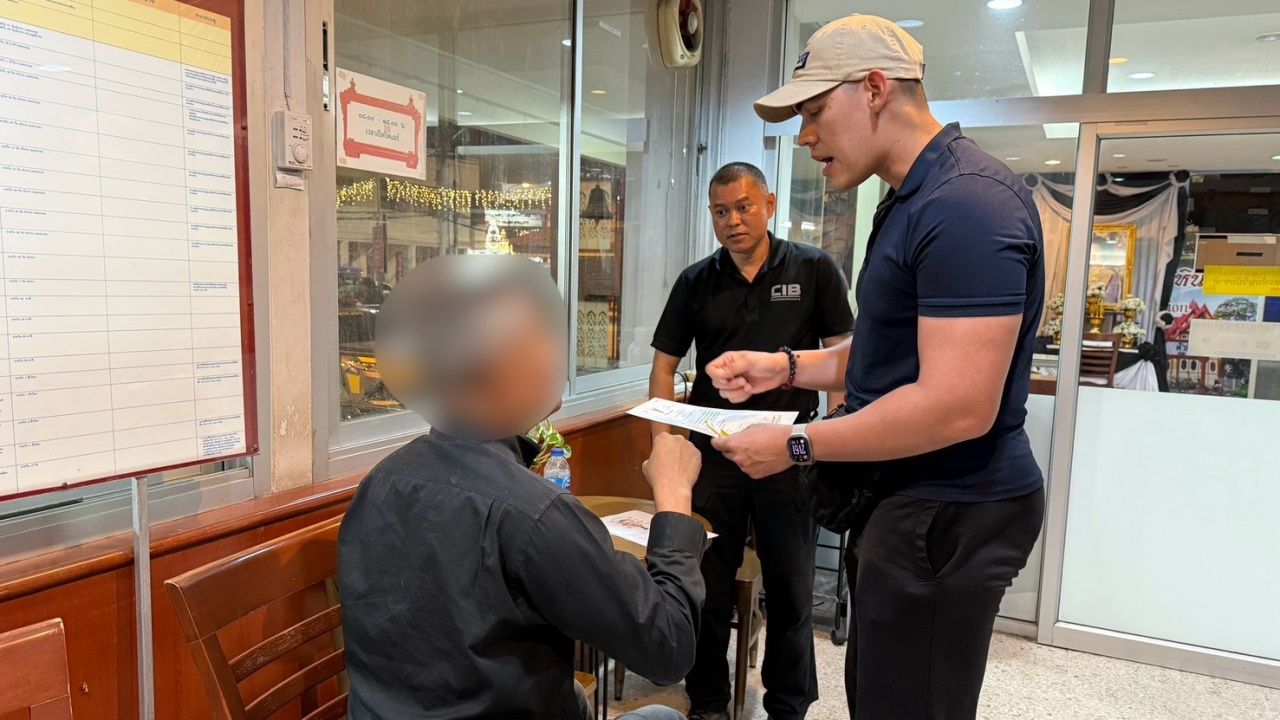 ตำรวจคอมมานโดจับกุมชายวัยกลางคนเกี่ยวข้องแก๊งหลอกลงทุนออนไลน์ เสียหายกว่า 17 ล้านบาท