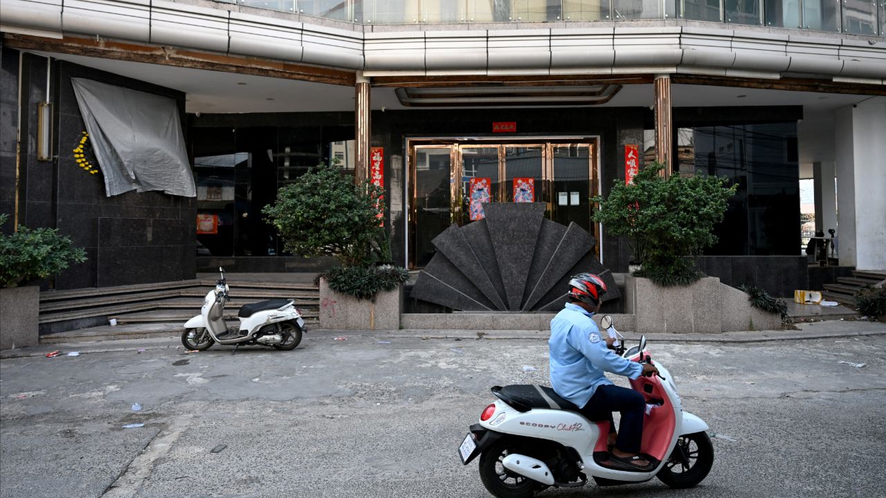 กัมพูชาจับกุมชาวจีนเกือบ 1,800 คนในปฏิบัติการปราบปรามสแกมเมอร์