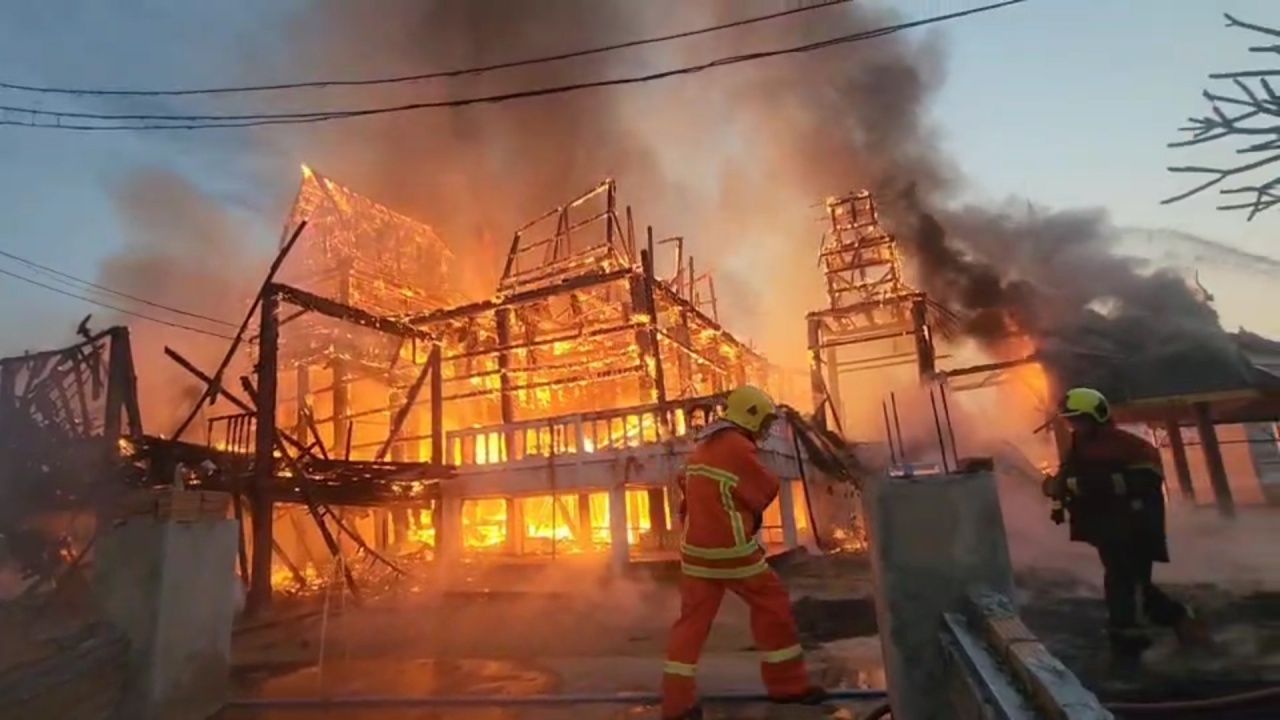 ไฟไหม้กุฏิไม้เก่าแก่ที่วัดม่อนปู่ยักษ์ในลำปาง เสียหายทั้งหลัง