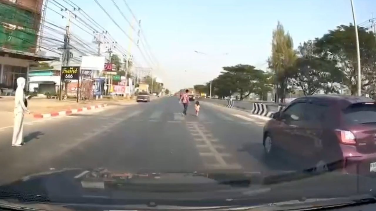 นาทีระทึก! หนูน้อย 3 ขวบวิ่งข้ามถนนหวิดถูกรถบรรทุกชน