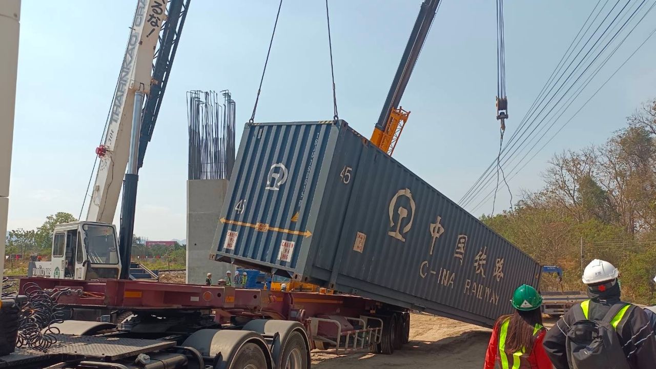 เครนยกตู้คอนเทนเนอร์หล่นทับรถเทรลเลอร์ในไซต์ก่อสร้างรถไฟไฮสปีดที่ปากช่อง