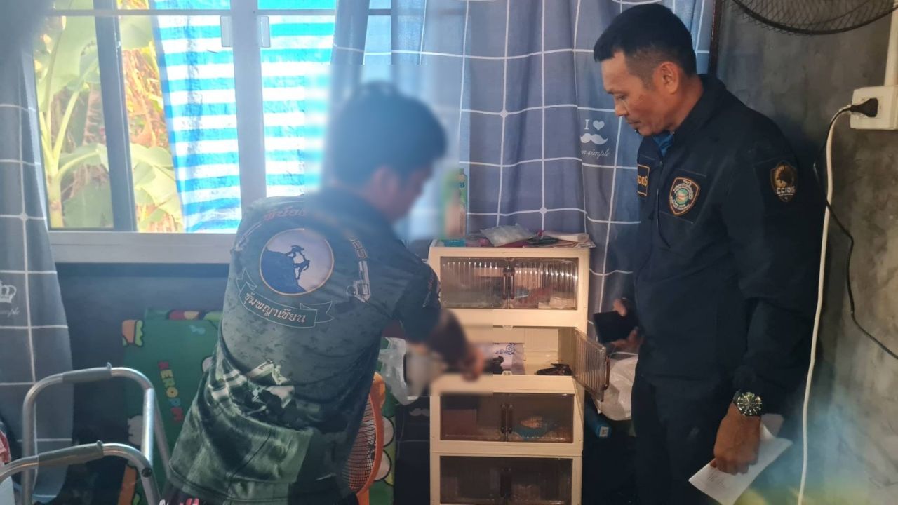 ตำรวจไซเบอร์บุกจับเจ้าของร้านอะลูมิเนียมโพสต์อวดปืน พบปืนเถื่อน 3 กระบอก