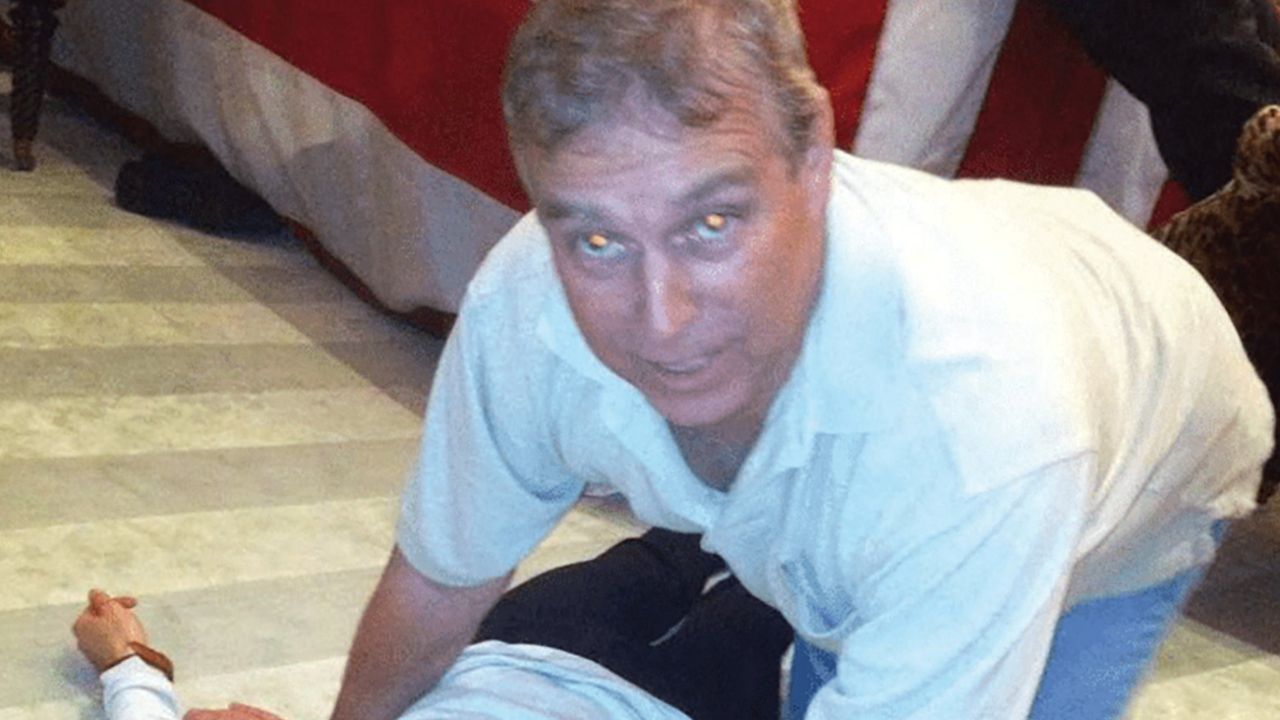 เอกสารใหม่เผยภาพอดีตเจ้าชายแอนดรูว์คร่อมหญิงสาว เชื่อเพิ่มแรงกดดัน