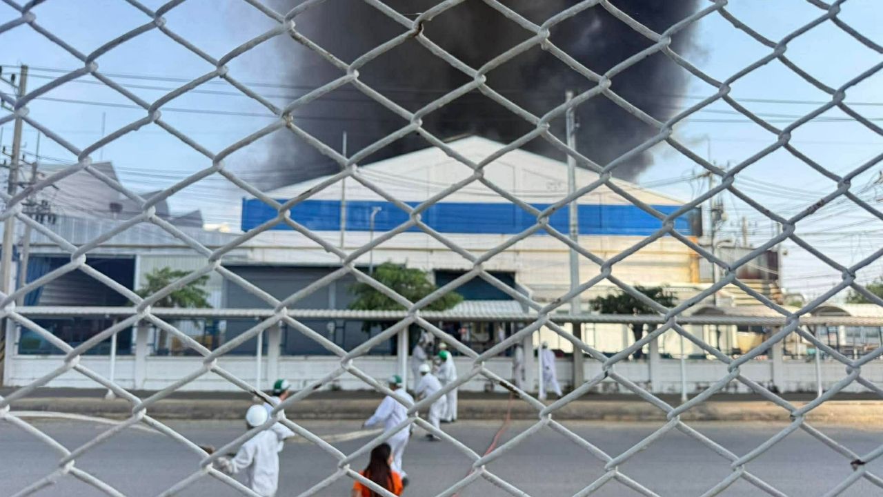 เพลิงไหม้โรงงานในเขตอุตสาหกรรมสุรนารี ส่งกลุ่มควันดำปกคลุมท้องฟ้า