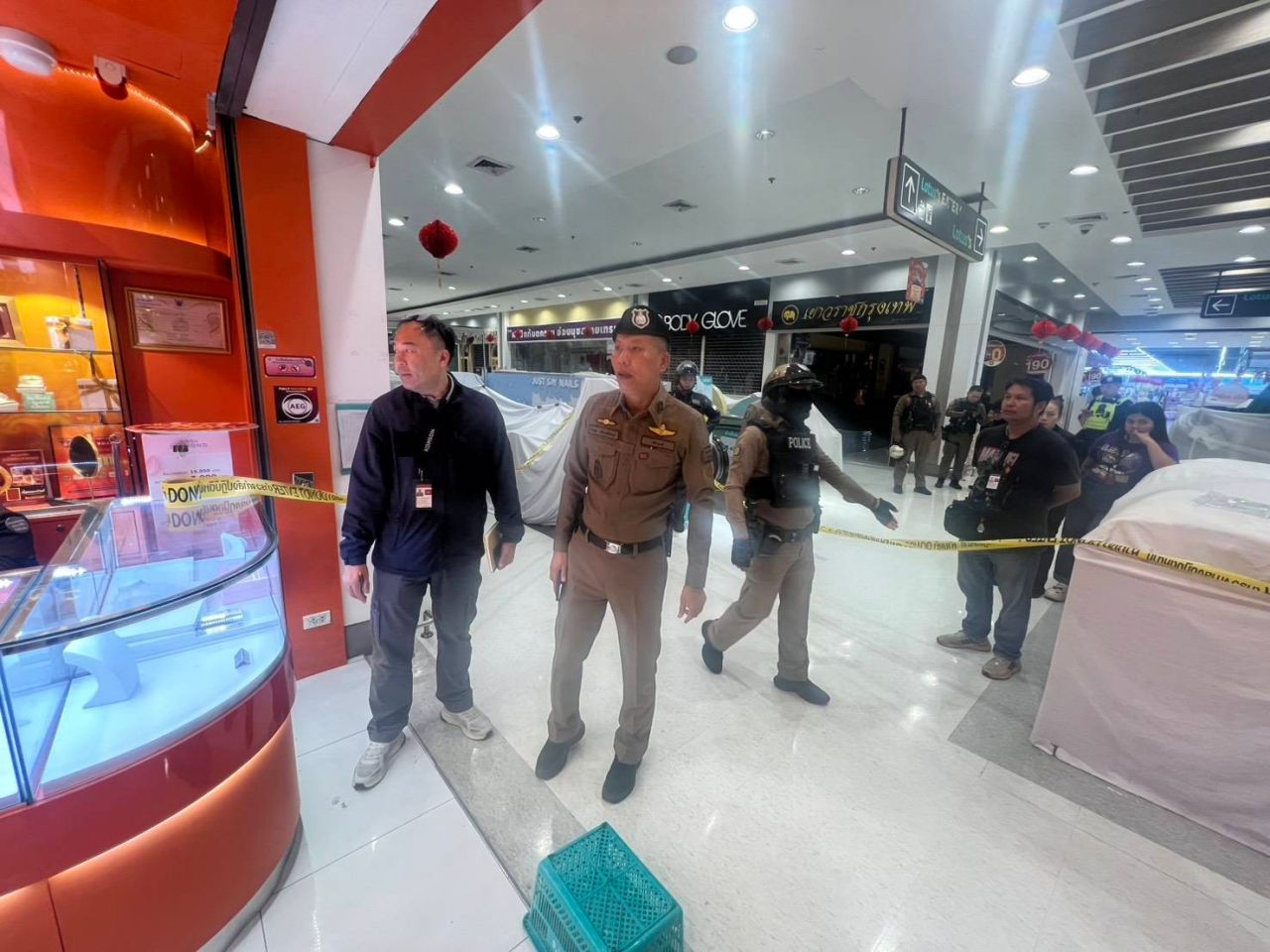 คนร้ายใช้อาวุธปืนบุกชิงทองและเงินสดในห้างสุขุมวิท