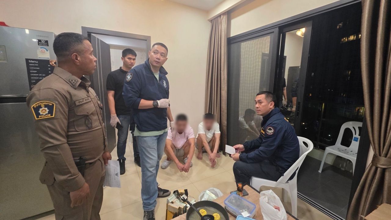 ตำรวจไซเบอร์จับกุมชาวจีนสองรายที่พัทยา หลอกลวงเหยื่อผ่านการลงทุนและโรแมนซ์สแกม