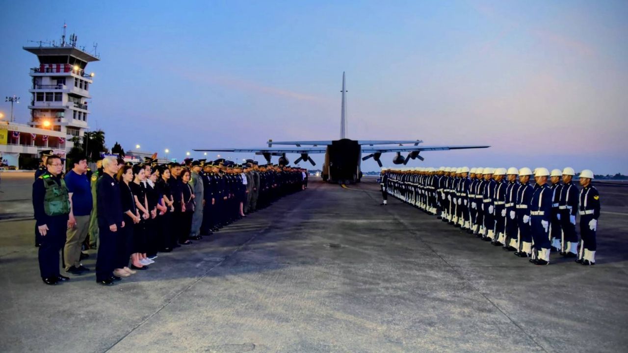 พิธีส่งร่างนักบินผู้เสียชีวิตจากอุบัติเหตุเครื่องบินตก