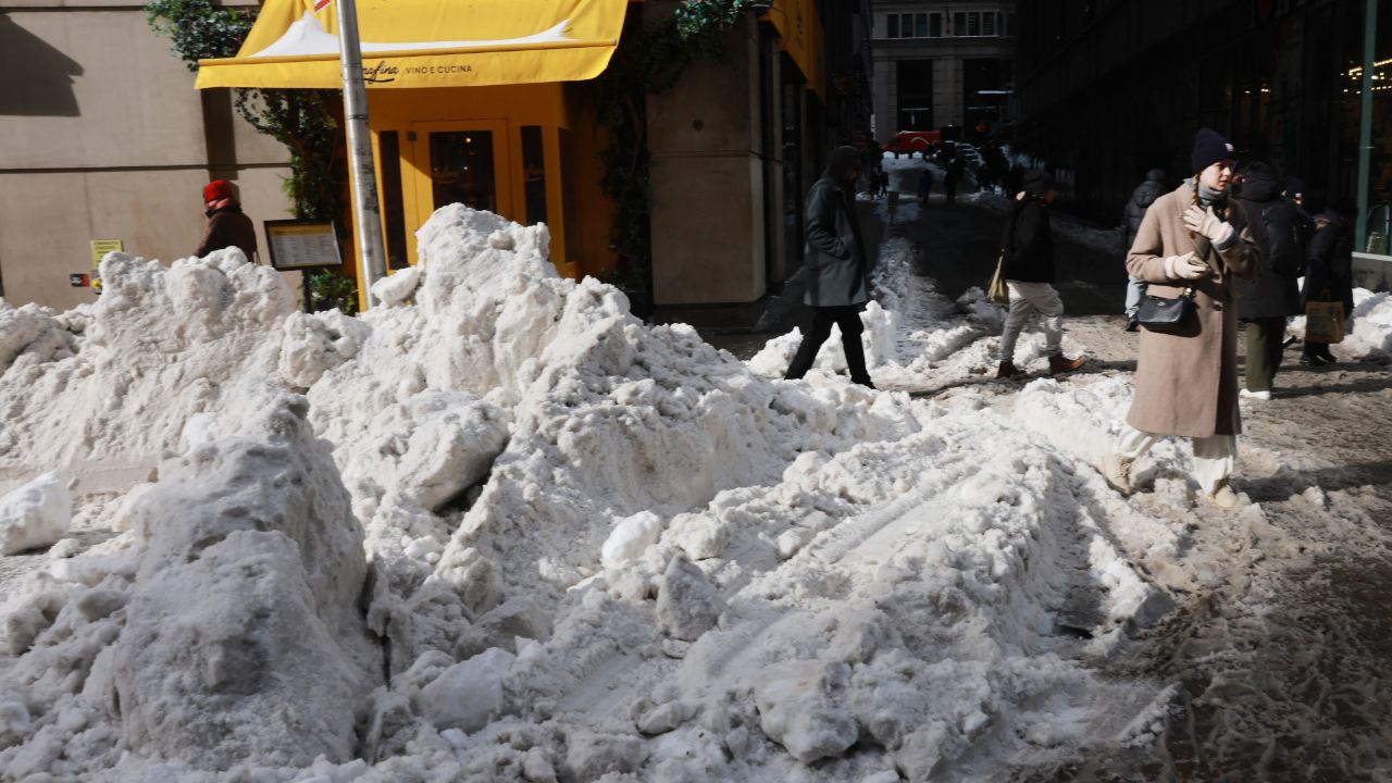 พายุหิมะถล่มสหรัฐฯ ยอดผู้เสียชีวิตเพิ่มเป็น 62 ราย ไฟดับหลายแสนหลัง