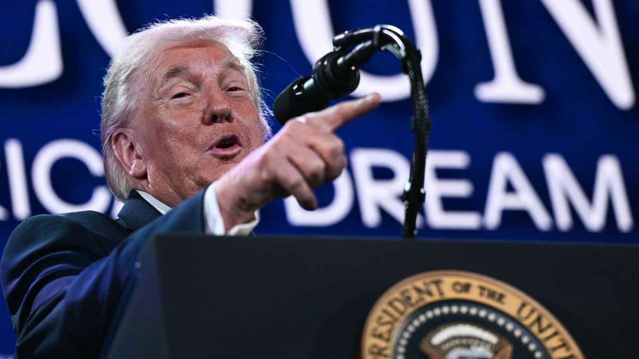 ทรัมป์เตือนอิหร่าน 'เวลาของการเจรจาใกล้หมด' สหรัฐฯ ส่งกองเรือใหญ่กดดัน