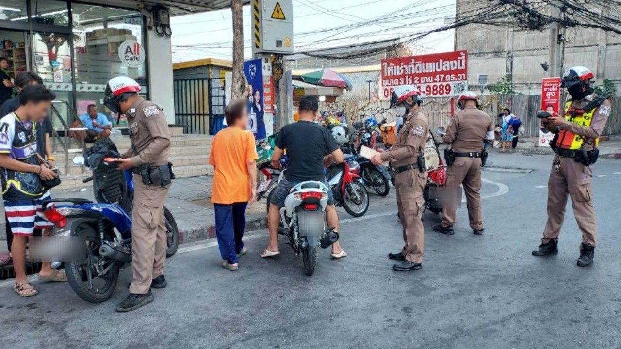 ตำรวจจราจรสั่งเตือนประชาชนก่อนจับปรับถึงมีนาคมนี้