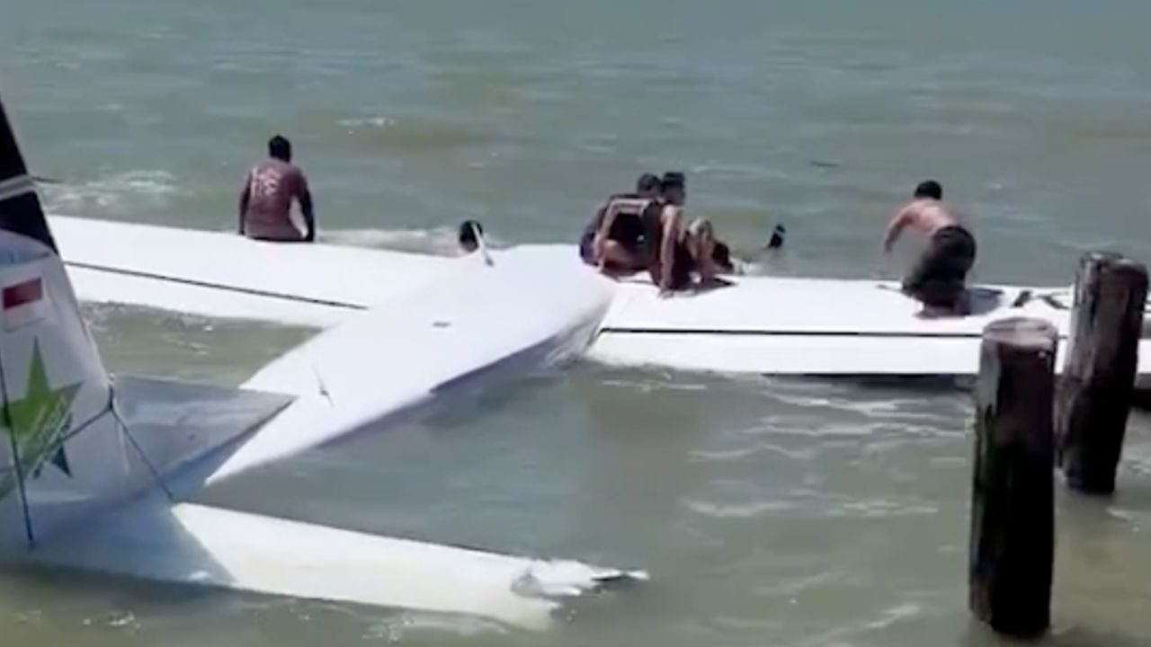 เครื่องบินเล็กอินโดนีเซียลงจอดฉุกเฉินบนทะเล 15 ชีวิตรอดปาฏิหาริย์
