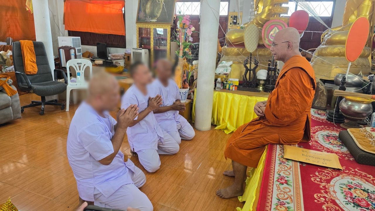 จับพระสึกหมดสำนักสงฆ์ชลบุรี หลังพบเสพยาและมีอุปกรณ์ไม่เหมาะสม