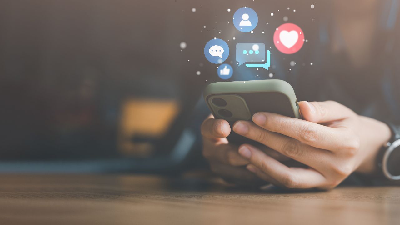 ฝรั่งเศสผ่านกฎหมายห้ามเด็กต่ำกว่า 15 ปีใช้โซเชียลมีเดีย