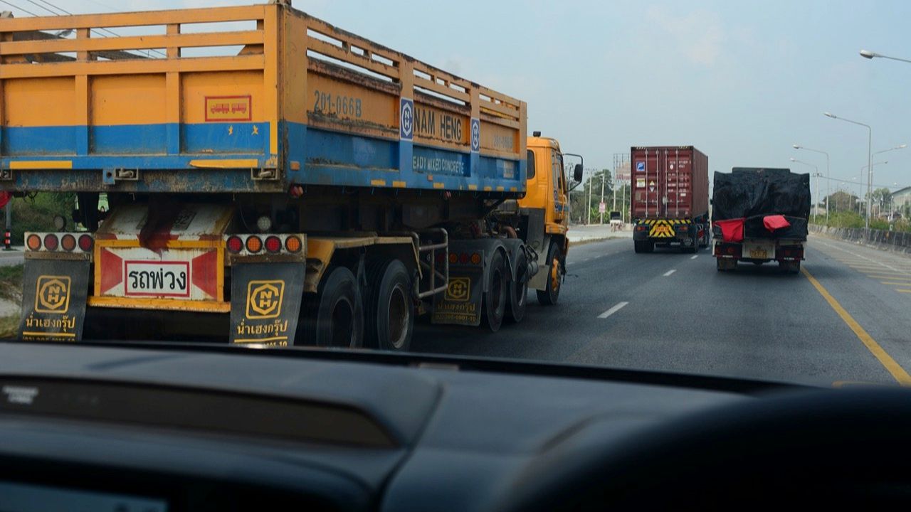 เทคนิคการแซงรถบรรทุกอย่างปลอดภัย