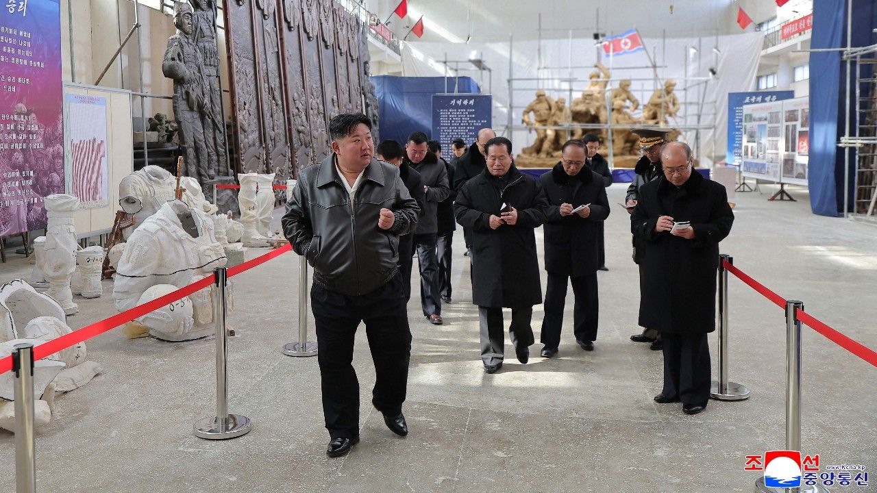 คิม จองอึน ตรวจสอบประติมากรรมรำลึกทหารเกาหลีเหนือในสงครามยูเครน