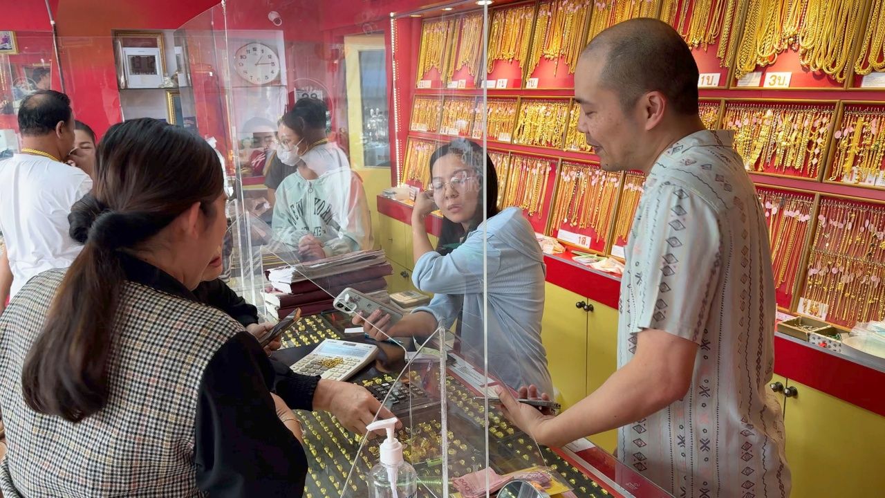 ราคาทองพุ่งสูง ประชาชนขายทองรูปพรรณคึกคัก