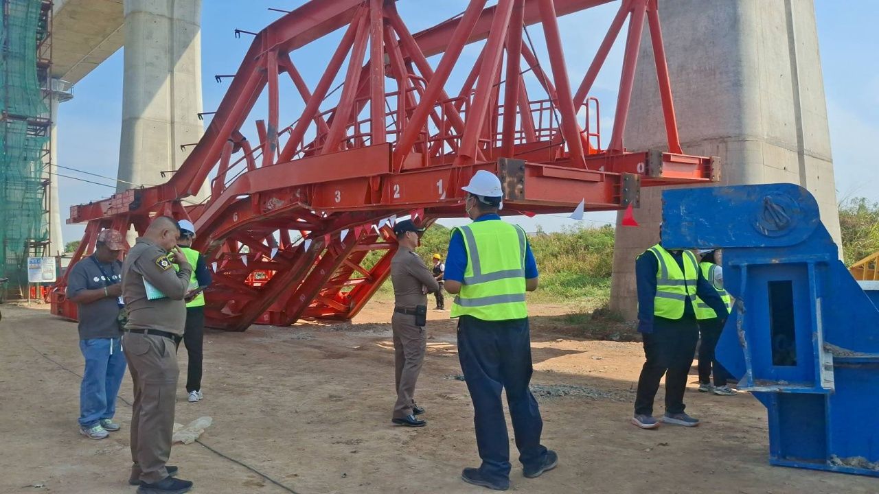 คณะผู้เชี่ยวชาญเร่งตรวจสอบเครนถล่มทับรถไฟในนครราชสีมา