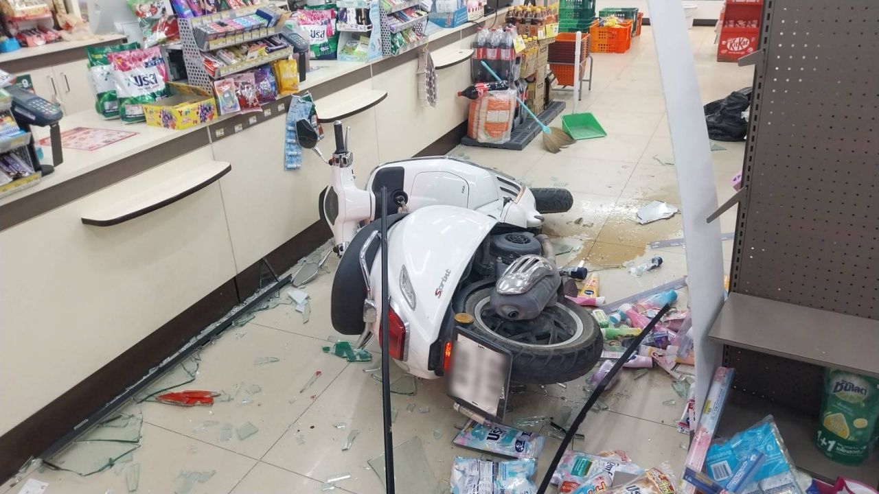 อุบัติเหตุระทึก! เด็ก 4 ขวบบิดคันเร่งจักรยานยนต์ชนร้านสะดวกซื้อ