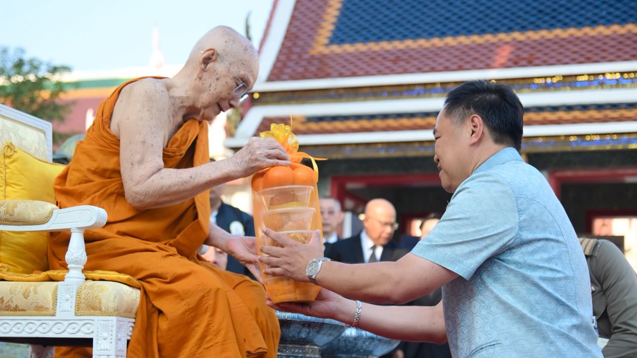 นายกฯ เข้าเฝ้าสมเด็จพระสังฆราช สวมสร้อยประคำไม้พะยูง บอกติดตลก "พยุงไม่ให้ล้ม"