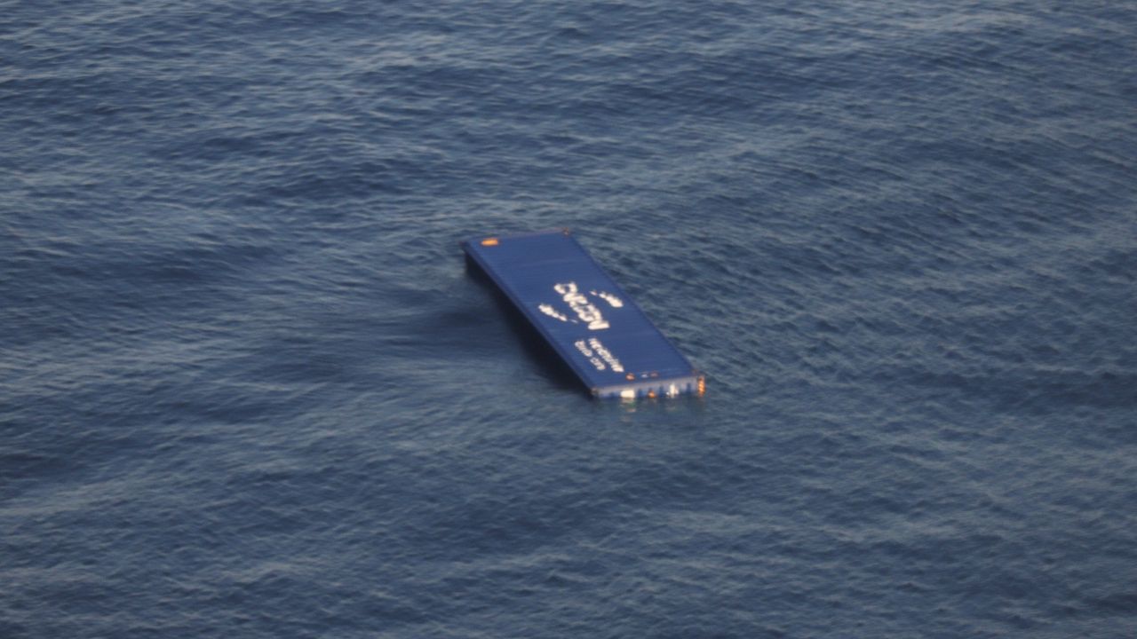 เตือนห้ามใกล้ "ตู้คอนเทนเนอร์" มีสารอันตราย หลังเรือบรรทุกสินค้าอับปางที่ภูเก็ต