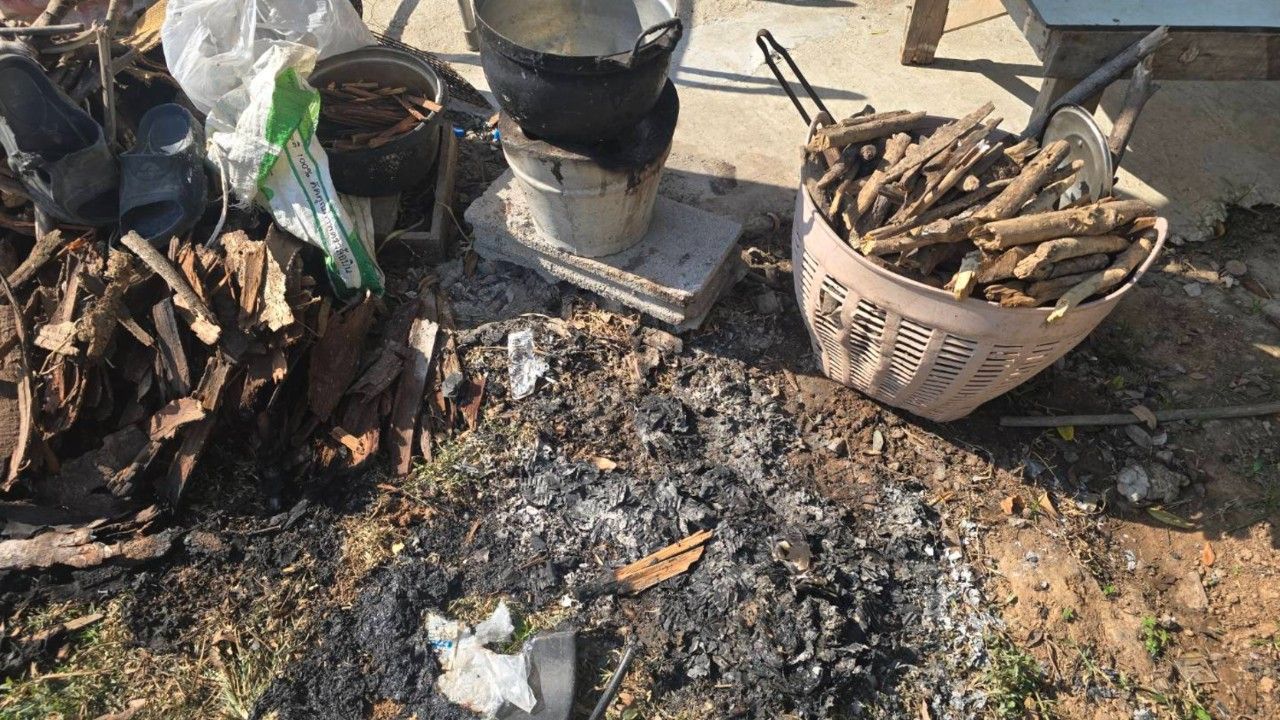 ยายวัย 81 พลาดล้มใส่กองไฟสาหัส ลูกชายป่วยติดเตียงพยายามเคาะสังกะสีช่วย