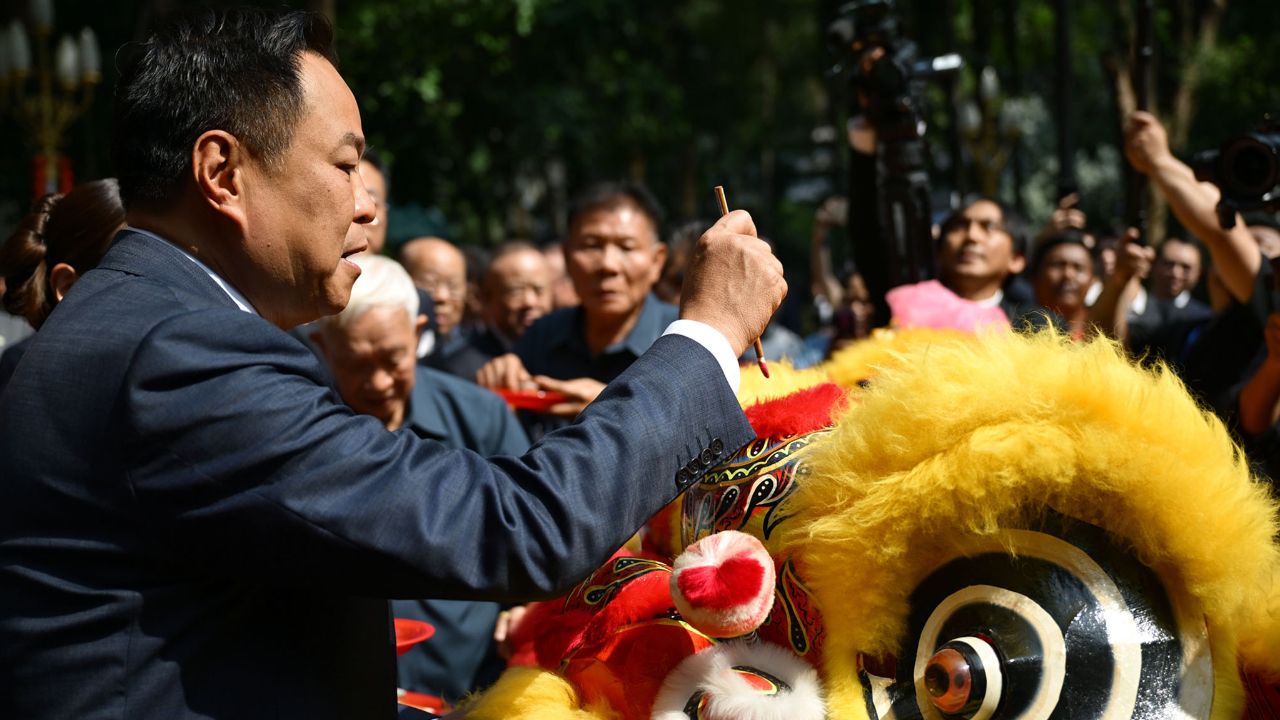 นายกฯ พร้อมภริยา ร่วมฉลองตรุษจีน แต้มตาสิงโตเสริมพลังชีวิต