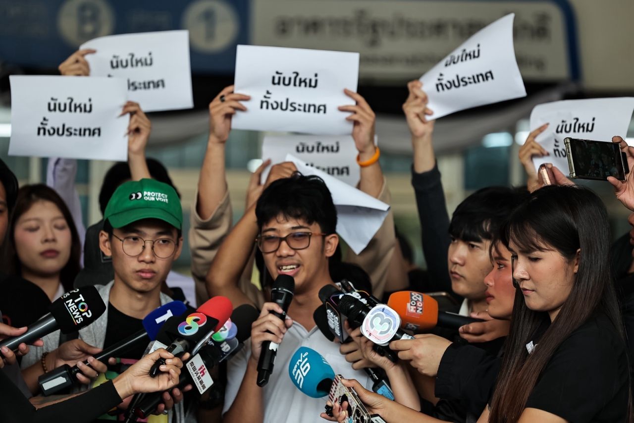 ประชาชน บุก กกต. ให้นับคะแนนเลือกตั้งใหม่ทั้งประเทศ จี้ 7 เสือลาออก แสดงความรับผิดชอบ