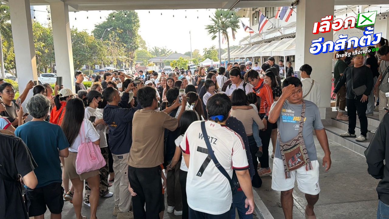 กลุ่มผู้สนับสนุนพรรคประชาชนบุกอำเภอบางละมุงเรียกร้องนับคะแนนเลือกตั้งใหม่