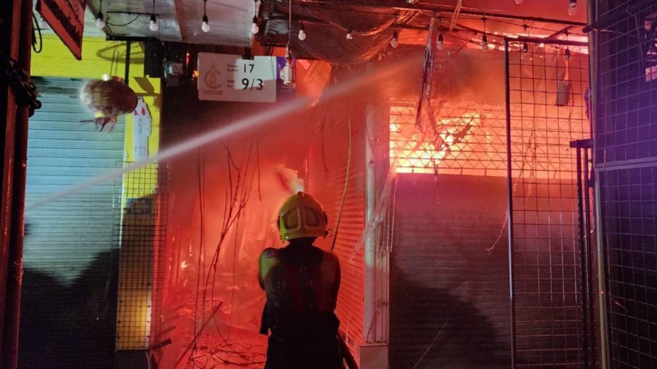 ไฟไหม้ตลาดนัดจตุจักร เสียหาย 28 ร้านค้า แต่เพลิงสงบแล้ว