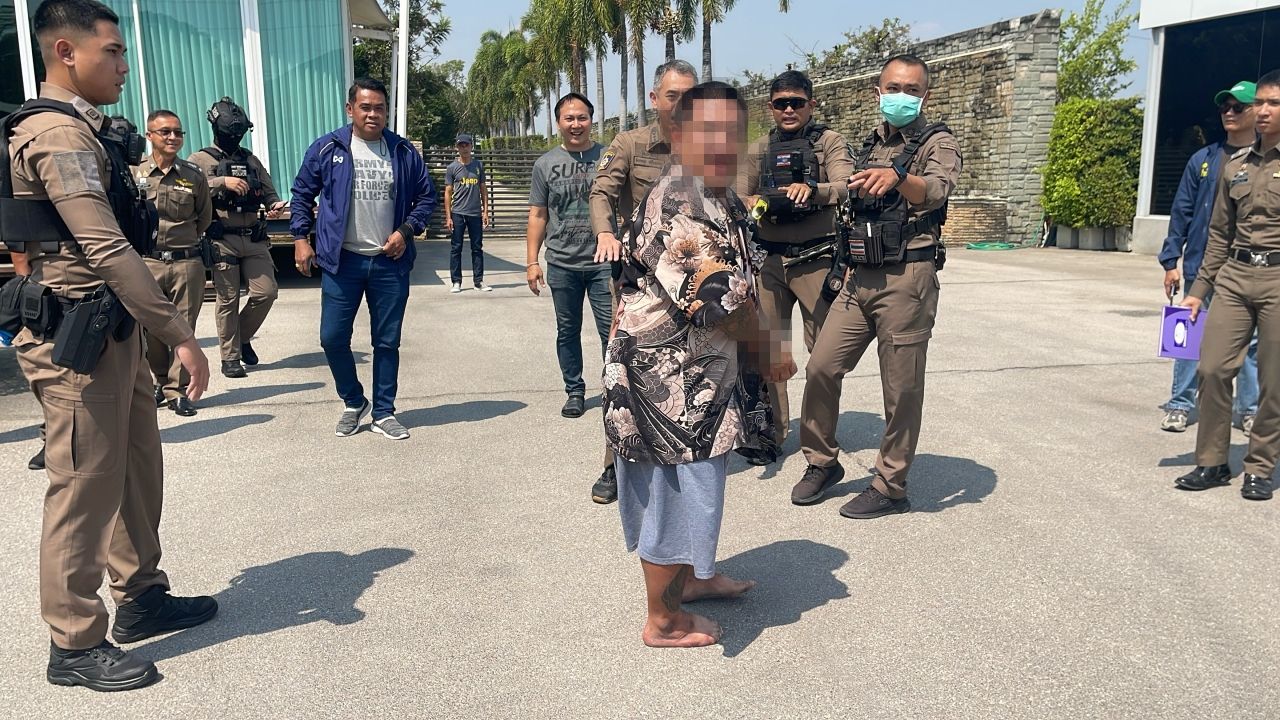 ชายคลั่งยิงปืนในบ้าน 'เอ๋ ชนม์สวัสดิ์' ตำรวจรวบตัวได้พร้อมของกลาง