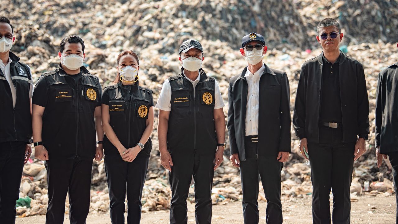 จ่าสิงห์ตรวจสอบบ่อขยะเถื่อนแปดริ้ว สั่งรื้อถอนภายใน 30 วัน