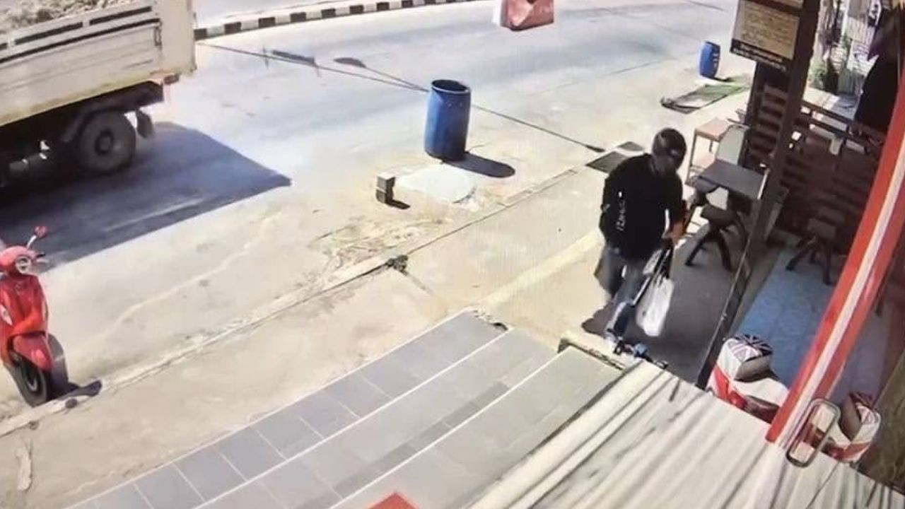 คนร้ายบุกเดี่ยวชิงทอง 26 บาทกลางสี่แยกบ้านทุ่ม ตำรวจเร่งล่าตัว