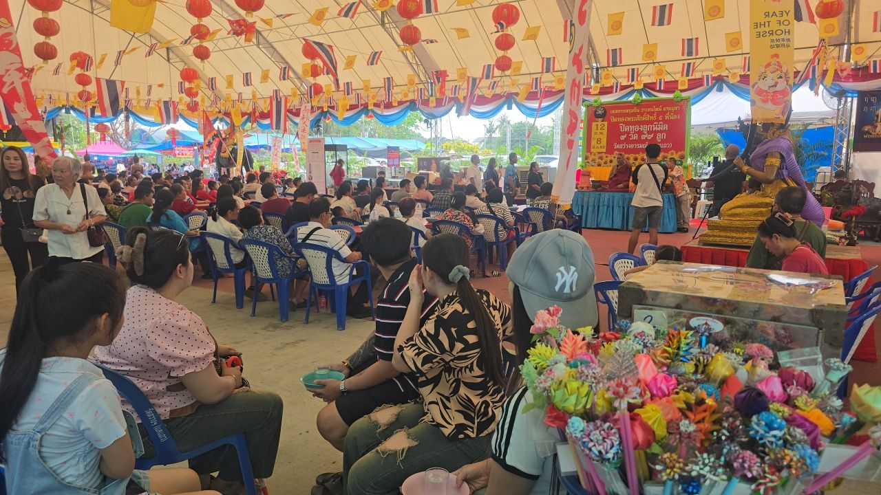 สาธุชนหลั่งไหลปิดทองลูกนิมิต 9 วัด 99 ลูก พร้อมเสี่ยงโชคขอเลขเด็ดจากเทพเจ้ากวนอู