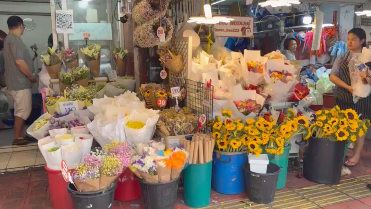 บรรยากาศวันวาเลนไทน์ที่ปากคลองตลาดคึกคัก แต่ยอดขายดอกไม้ไม่พุ่ง