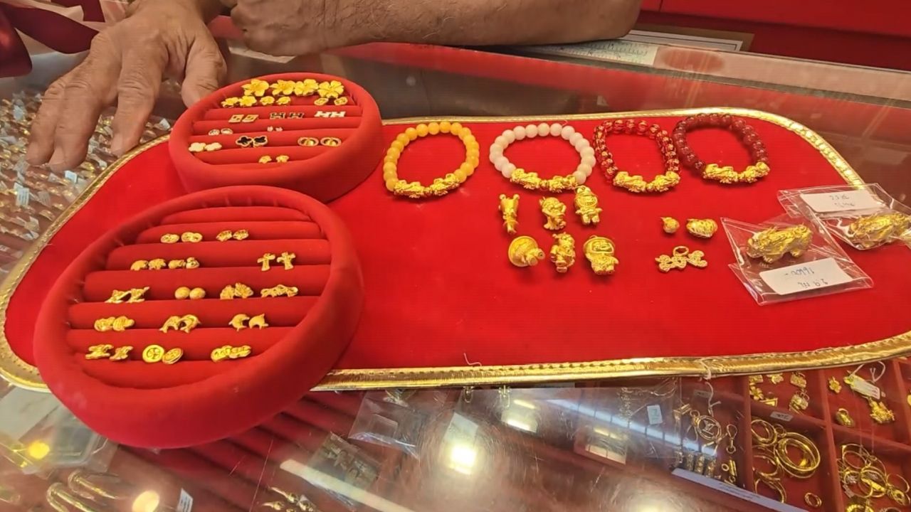 ร้านทองอุทัยธานีรับเทศกาลวาเลนไทน์-ตรุษจีน ลูกค้าเลือกซื้อชิ้นเล็ก