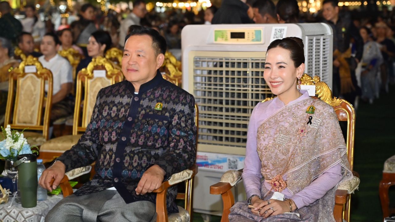 นายกรัฐมนตรีและภริยาแต่งชุดไทยเปิดงานแผ่นดินสมเด็จพระนารายณ์