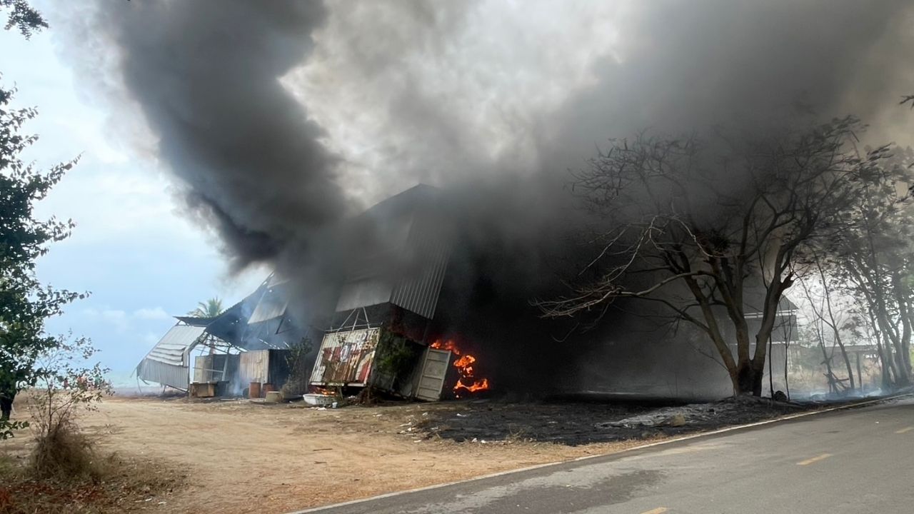เกิดเพลิงไหม้อู่ต่อเรือยอร์ชที่ประจวบคีรีขันธ์ เสียหายหลายสิบล้าน