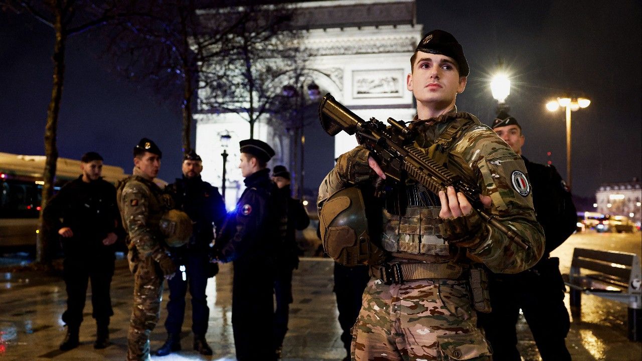 เกิดเหตุโจมตีตำรวจกลางกรุงปารีส คนร้ายใช้มีดถูกยิงเสียชีวิต