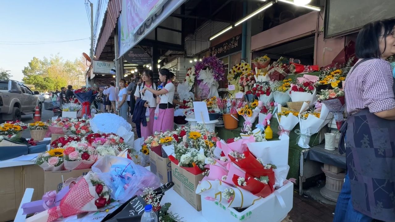 บรรยากาศวันวาเลนไทน์คึกคัก คนแห่ซื้อดอกกุหลาบราคาย่อมเยา