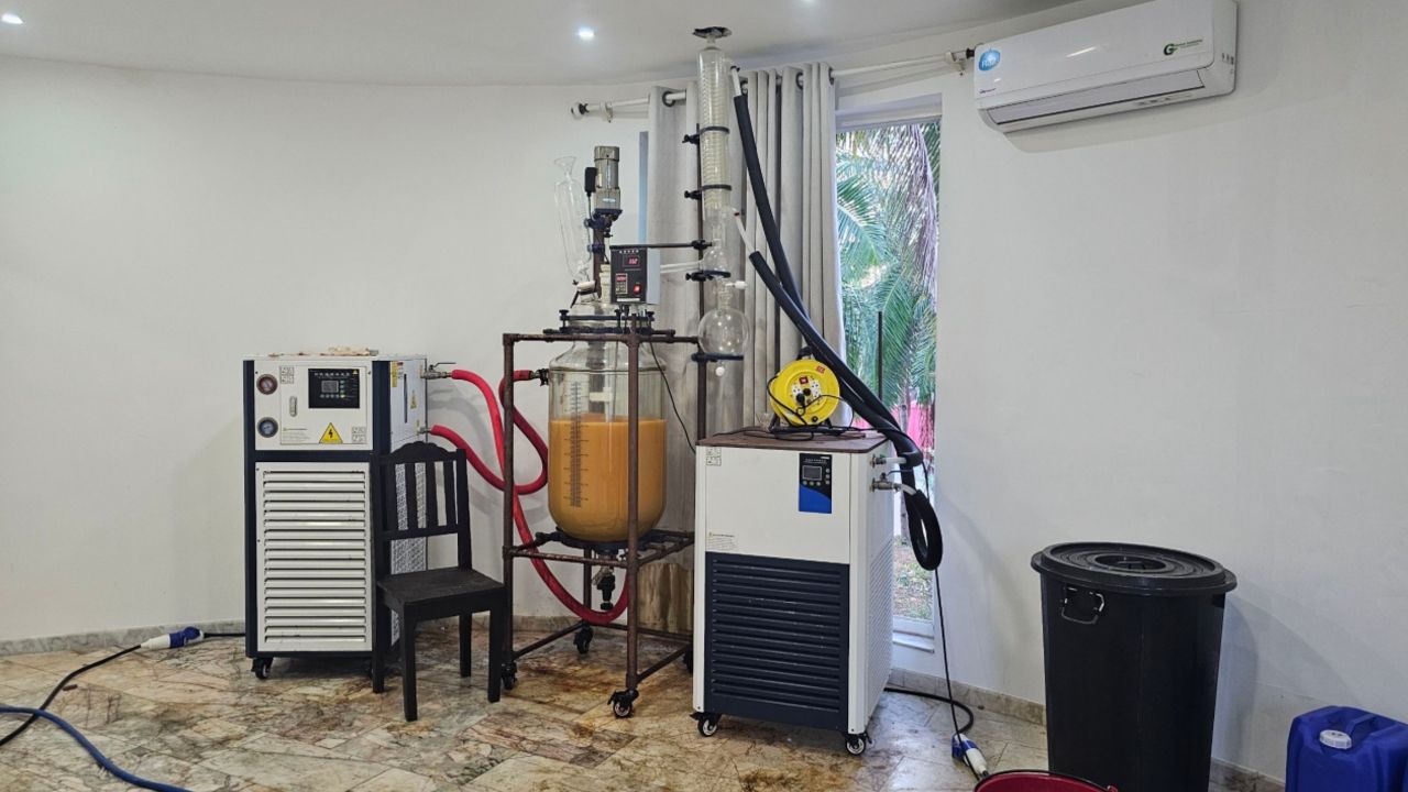 ตำรวจจับกุมพี่น้องชาวจีน หลังใช้บ้านหรูผลิตสารเสพติดในชลบุรี