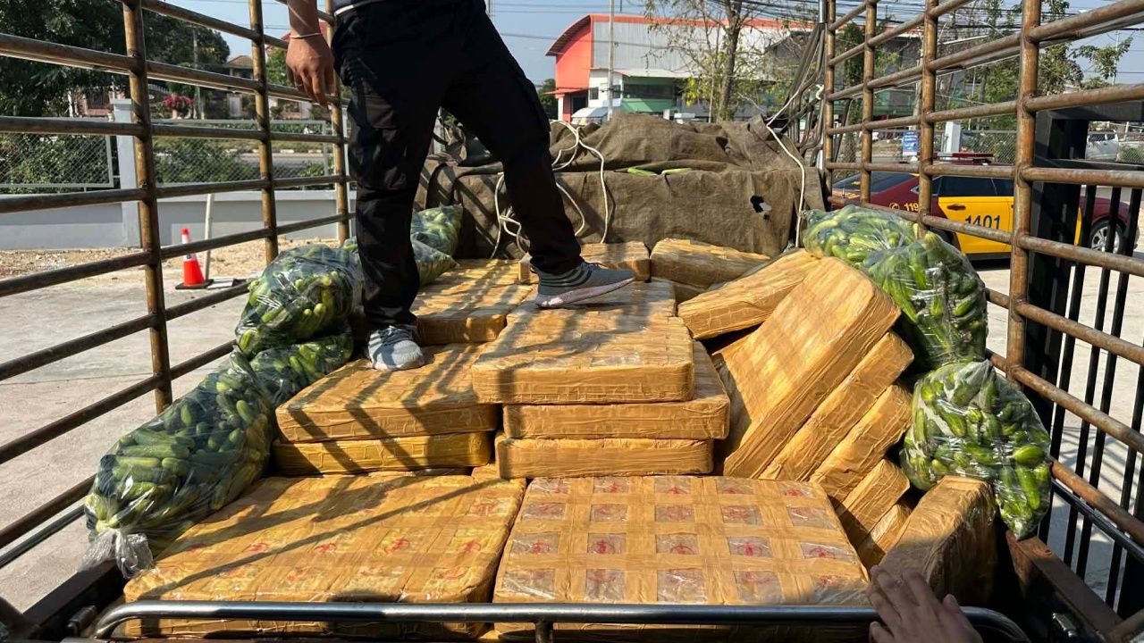 ตำรวจทางหลวงนครสวรรค์ สกัดจับยาบ้าลอตใหญ่ 10 ล้านเม็ด ซุกในกระบะบรรทุกแตงกวา