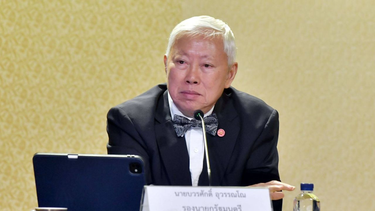 บวรศักดิ์ถามอนุทินนั่งรองนายกฯ อีกสมัย พร้อม 7 รมต. ลาประชุม ครม.