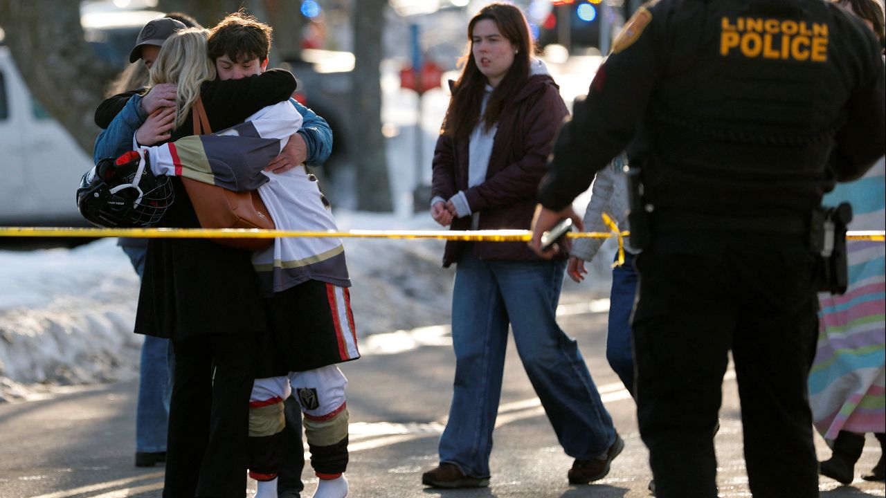 เกิดเหตุกราดยิงที่ลานฮอกกี้รัฐโรดไอแลนด์ เสียชีวิต 3 ราย บาดเจ็บ 3 คน