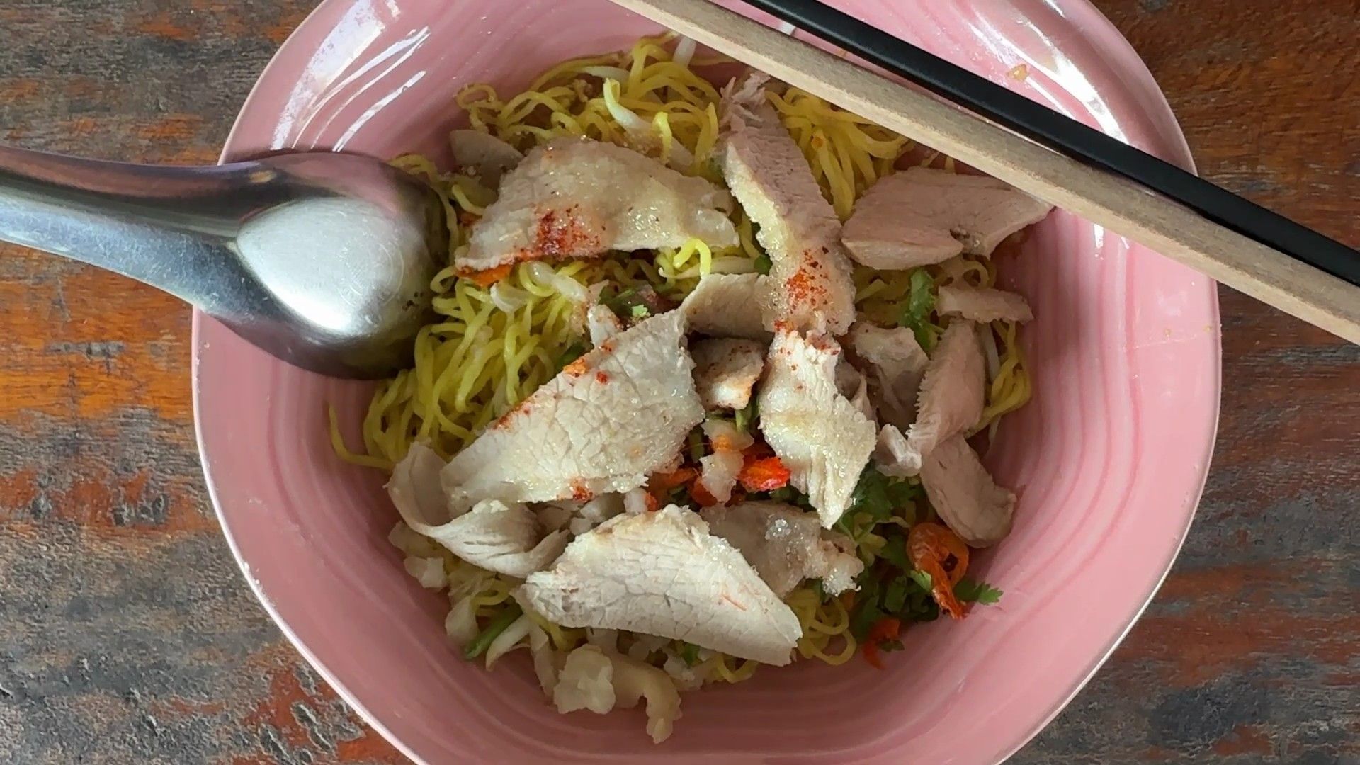 ก๋วยเตี๋ยวหมูโบราณศรีวรรณ ราคา 10-20 บาท สวนกระแสค่าครองชีพสูง